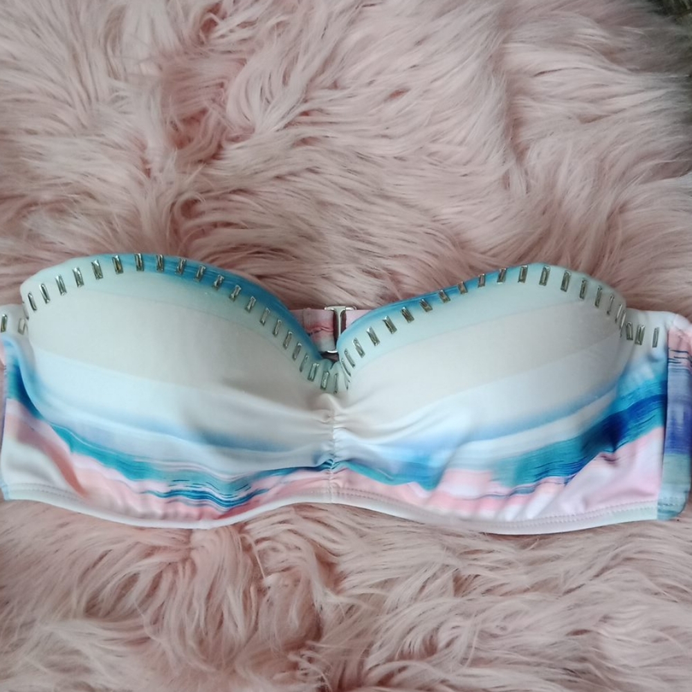 Bikini - Picture 2 of 16